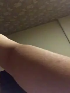 烈焰红唇少妇一边聊天一边深喉口交