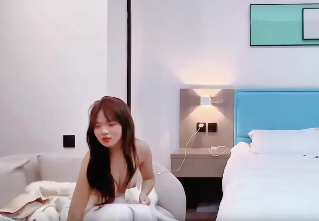 【7BOSS約啪】約兼職的小姐姐,胸部挺拔,舌頭圍著龜頭打爽到飛起