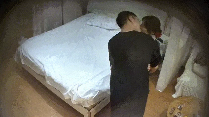 上帝视角 5-15 小美女刚把床单换好 男人就过来抱着啃 然后就是胸罩脱掉 裙子脱掉 内裤脱掉 开始挨操了
