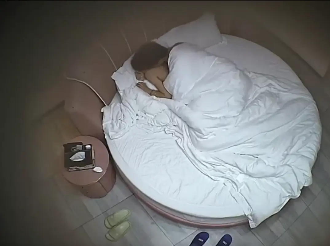 上帝视角 3-2 青年小夫妻性致就是高 在情趣圆床上操个没够 直接站起来操 女人脚上还绑着清纯红绳