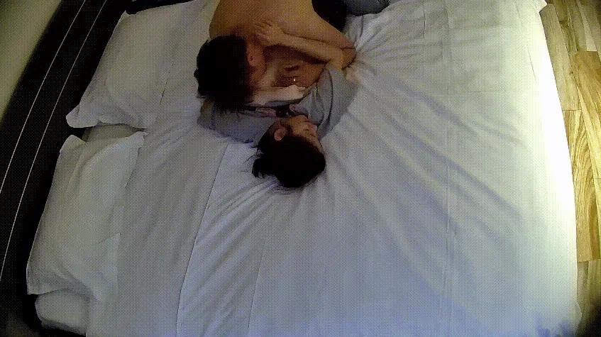 大学城 5-7 小情侣性趣上来了 开个钟点房玩一下 小美女比较漂亮 奶子浑圆臀儿也挺翘 最后被射一屁股