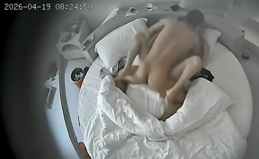 上帝视角 4-19 女人还没睡醒男人就自己插进去了 还把枕头垫在屁股下 出去逛完回来没躺一会又干上了