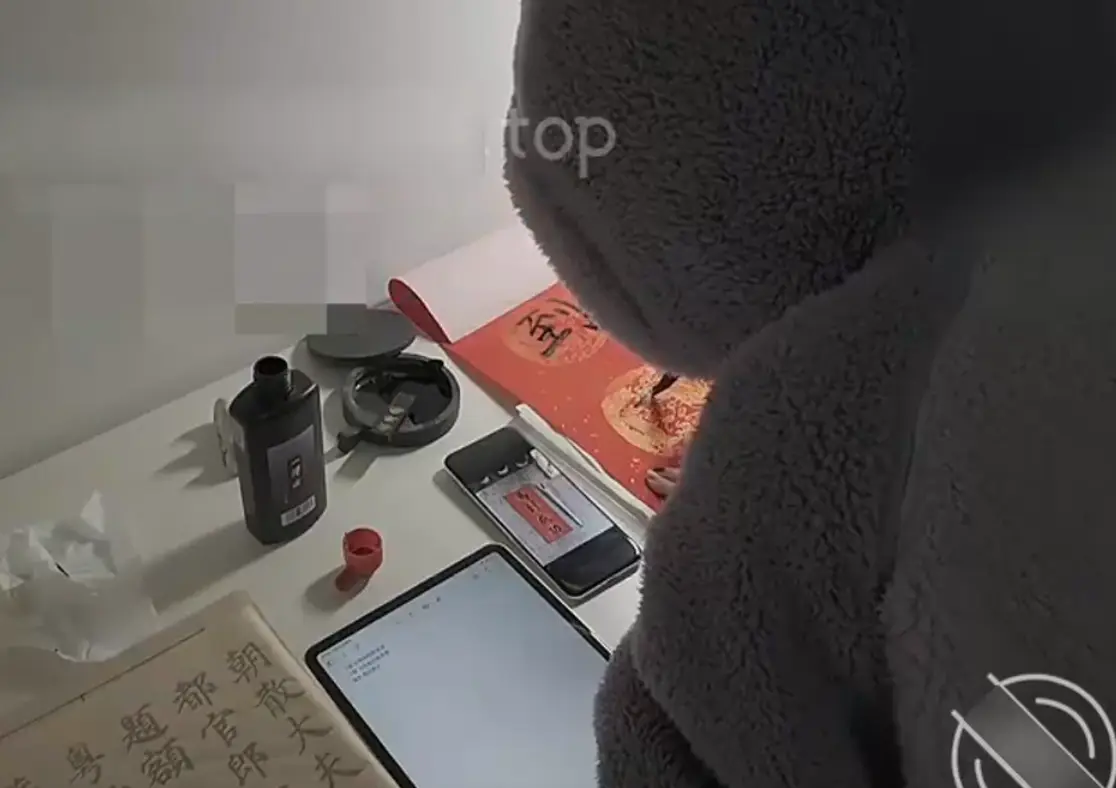 ❤️父女乱伦❤️外站大神（露露女儿日记）操嫩女儿-8 爱上摄影了，兄弟们，拍女儿写对联，调戏女儿