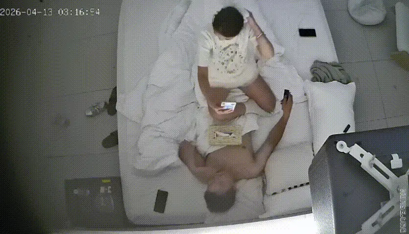 上帝视角 4-13 社会纹身男跟逗逼小女友打炮欢乐多 挨操还在看手机 操完直接内射 然后一人一根事后烟 好惬意