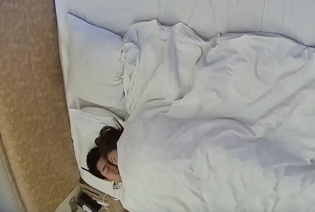 酒店偷拍5月❤小白袜女友女上位帮助男人排精