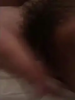 老婆竟然坐在单男脸上，还喷水了，看着真骚啊