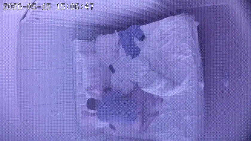 上帝视角 5-15 男子点了个小妹上门服务 肯定吃药了 操完正面操背面 两次把小妹拉到床沿边暴力后入