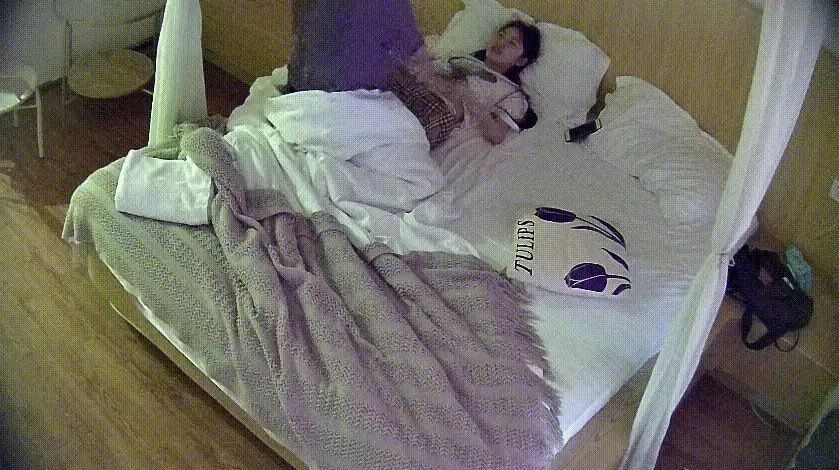 公寓酒店 6-3 非常漂亮的学生系小美女 刚躺下就被男人贴上来求爱 小美女温柔配合的样子没男人能抵抗