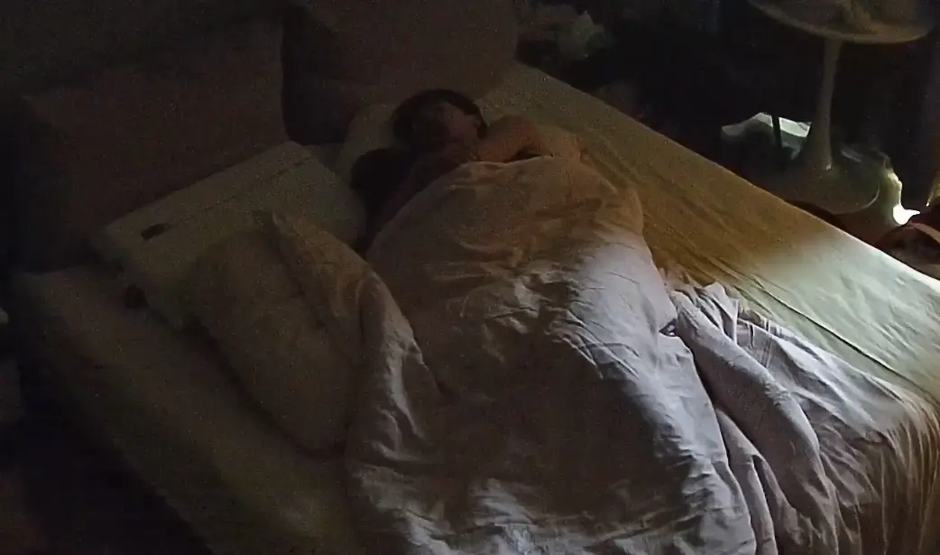 公寓酒店 10-4 眼镜小情侣 看上去热恋中 女生穿睡衣的样子挺漂亮的 女人是不是都穿衣服的时候更好看
