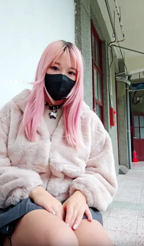 【重磅】超反差博主【小小Q】露出频道 看表情还挺紧张 強制電擊露出_冬日穿著