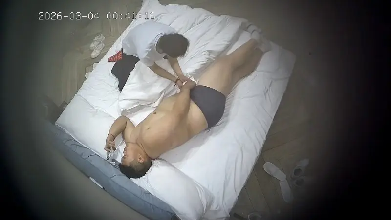 ⏪酒店偷拍⏩肥猪王把小家碧玉美女骗到酒店打飞机口交