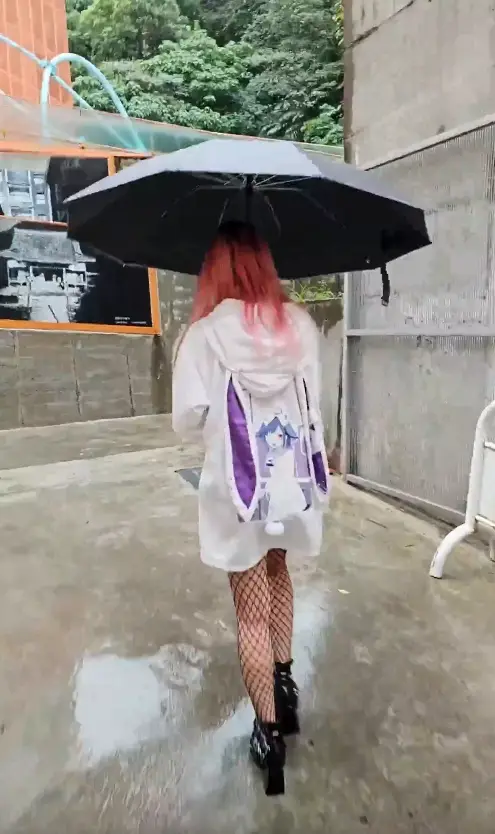 【重磅】露出博主【小小Q】奴小Q的露出频道 外套裡是魚網裝，參觀風暴塔