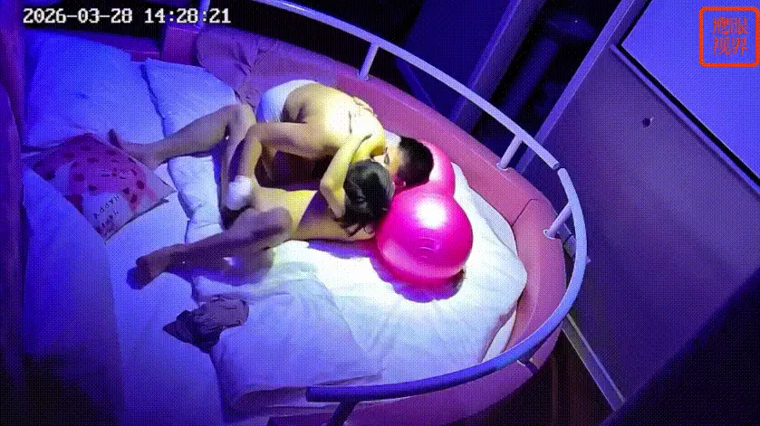 鹰眼视界 3-28 瘦猴中年男跟女友一起玩情趣飞行棋 奶子都有他头大 情趣黑丝安排 打飞机都戴白手套