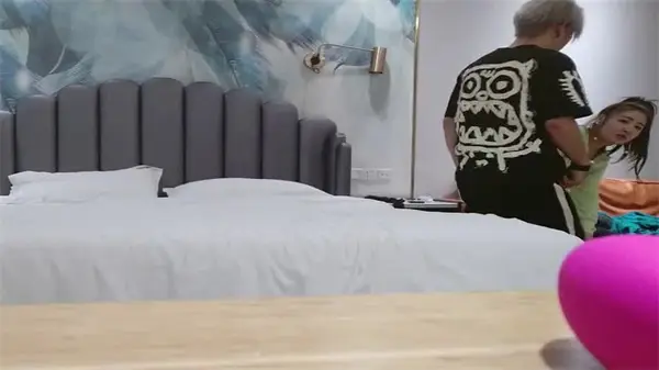 偷拍肉感黑丝马尾御姐被精壮小哥高价包夜狂干内射