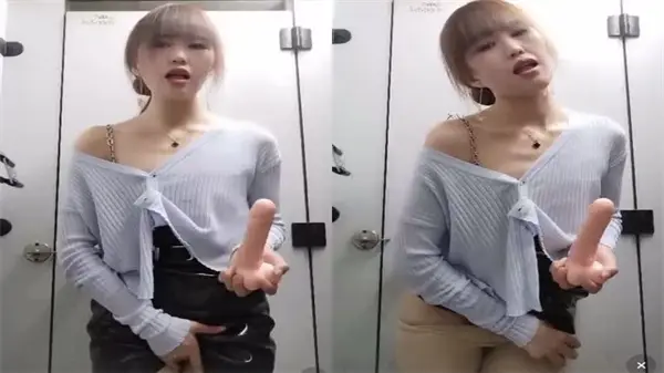 公厕露出の贫乳痴女！高跟肉丝苗条身姿浪叫挑逗，假屌爆菊疯狂自慰淫水四溅
