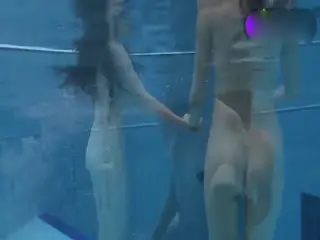 可爱萝莉姐妹花全裸在水底嬉戏