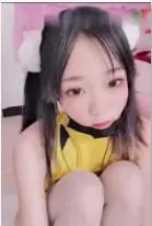 推特网红小仙云儿：皮卡丘紧身衣自摸狂抠骚穴，娇羞舔弄淫水高潮