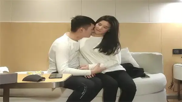 约啪长发小姐姐，撩裙狂干到她求饶内射