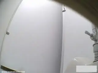街拍测试 在卫生间偷拍美女尿尿 故意让她发现摄像头，你说她是什么反应？