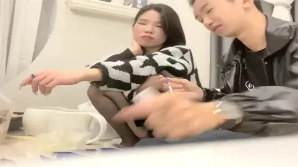 网聊黑丝大奶骚货，约炮达人爆操内射
