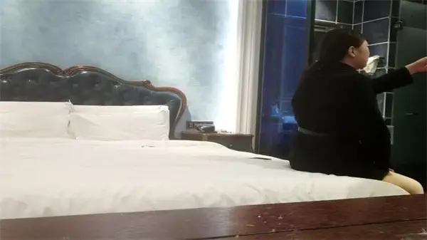 巨屌狂插极品冷艳外围御姐，按头猛吞肉棒深喉！