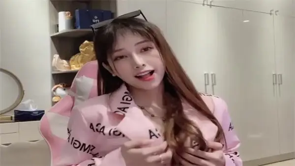 极品女神anna1021放飞自我，骚穴大开任人爆操，淫水狂喷