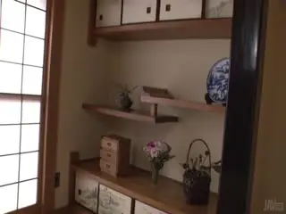 日本美女受不了躺在地上抚摸自己的阴道