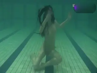 无毛比基尼少女泳池内全裸花式游泳