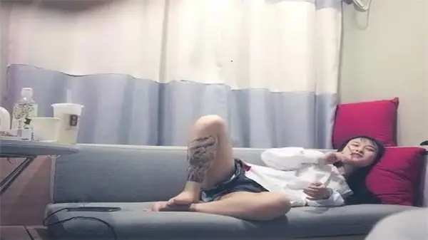 偷拍大屌魔人高价包养双飞苗条嫩妹疯狂内射