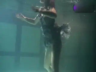 白虎萝莉连衣裙少女泳池大秀