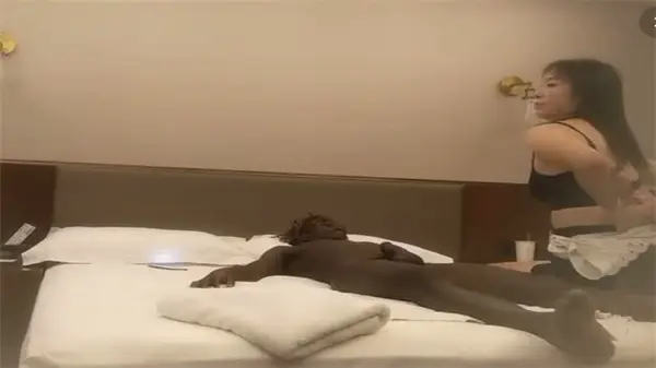 熟女人妻被老黑高价包夜！马尾骚穴狂干内射