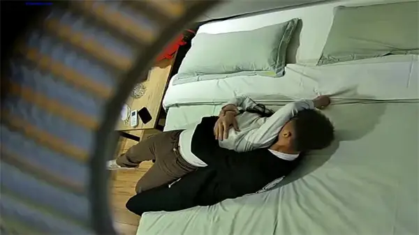 高清偷拍！情趣酒店里巨乳骚货被猛干内射，高潮淫叫不止！
