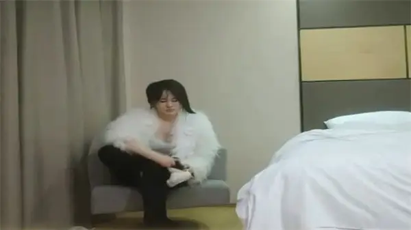 探花大哥狂操嫩妹套子操破内射 淫叫连连