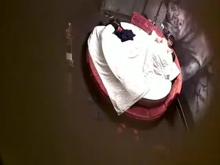 【偷拍】情景剧精品酒店大圆床偷拍中年事业男和少妇开房偷情搞完抽口烟前篇