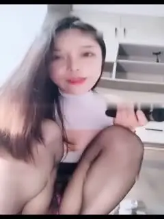 黑丝高跟御姐大奶淫荡撩骚，道具互动玩弄骚穴极致诱惑