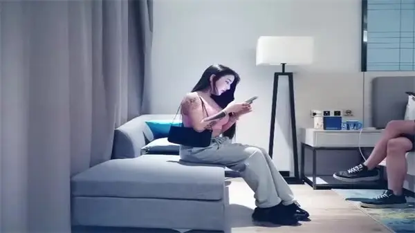 探花狂操纹身尤物 网红湿身呻吟求饶