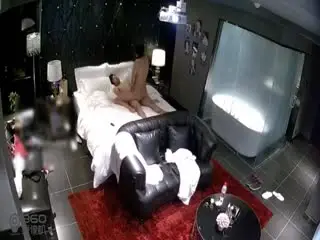 酒店偷拍小伙把身材修长大学女友干的狂叫,听声音都都哭了,追到卫生间继续干