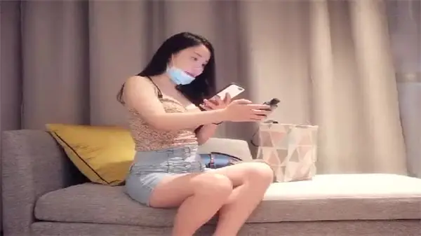 午夜饥渴！极品白皙长腿巨乳淫荡援交妹，被狂操内射到失禁高潮！