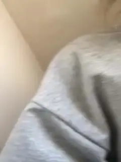 在楼梯里自慰突然来人了把妹妹吓了一跳