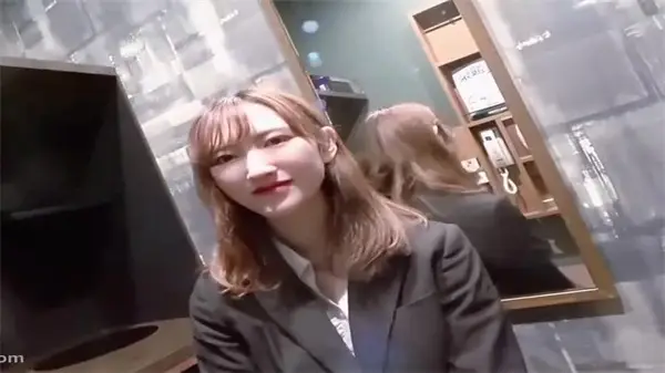 邻家制服小美眉粉嫩骚穴被爆操，紧致水多狂叫受不了