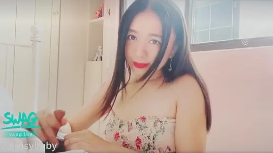 趁爸妈不在！约粉丝来家里无套中出狂射2发！