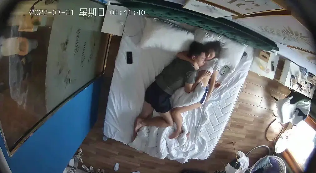 最新偷拍酒店安防摄像头偷拍 两对情侣开房体贴好丈夫给媳妇刮逼毛