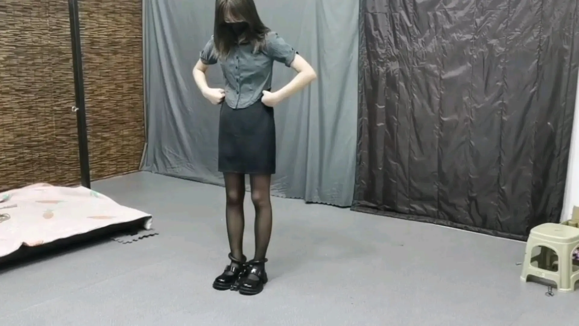 黑丝美少女的重镣体验