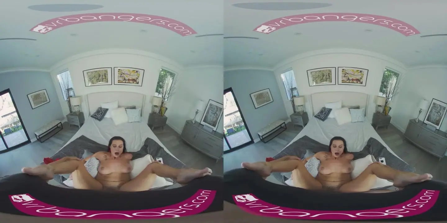 VR BANGERS热辣的德国米尔夫在打电话时做爱