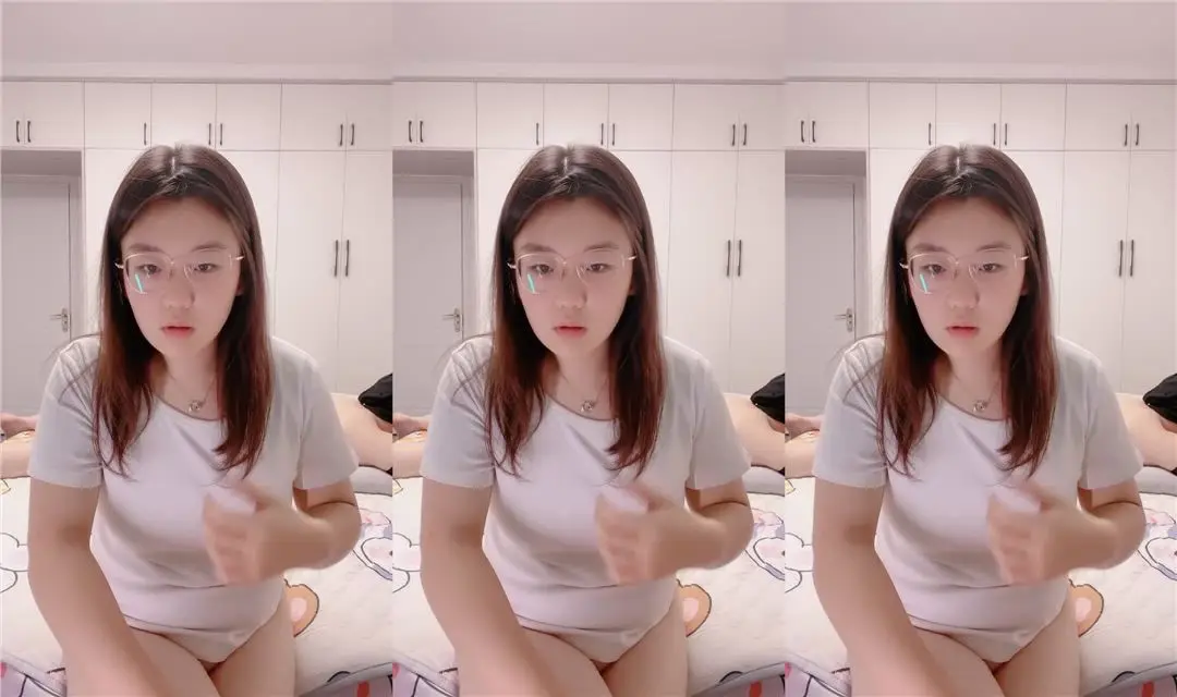 蝴蝶逼微胖大奶萌妹很会享受跟小哥激情啪啪，让小哥舔弄骚穴表情好骚，深喉大鸡巴，各种体位放肆抽插好刺激