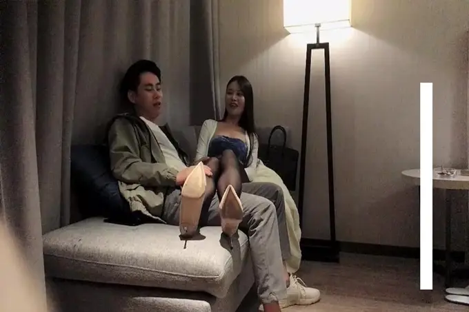 性感黑丝长腿妹子,洗完澡穿上高跟鞋沙发抬腿猛操