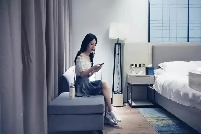 高质量外围妹子TP啪啪,舌吻调情洗完澡开干口交舔逼,后入大力猛操呻吟娇喘诱人