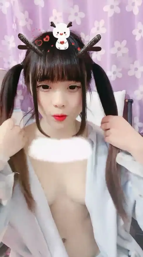 一脸呆萌18双马尾小萝莉,娇小身材白嫩贫乳,撩起睡衣扭动屁股,掰开紧致小嫩穴,超近特写揉搓,里面已经很湿