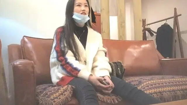 两个嫩妹留一个长相甜美,深喉口交抬腿抹润滑油侧入大力抽插猛操