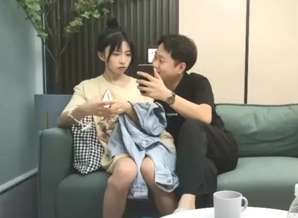 青春美少女,80多斤纤细美腿,高清拍摄超近视角,骑乘抽插站立后入